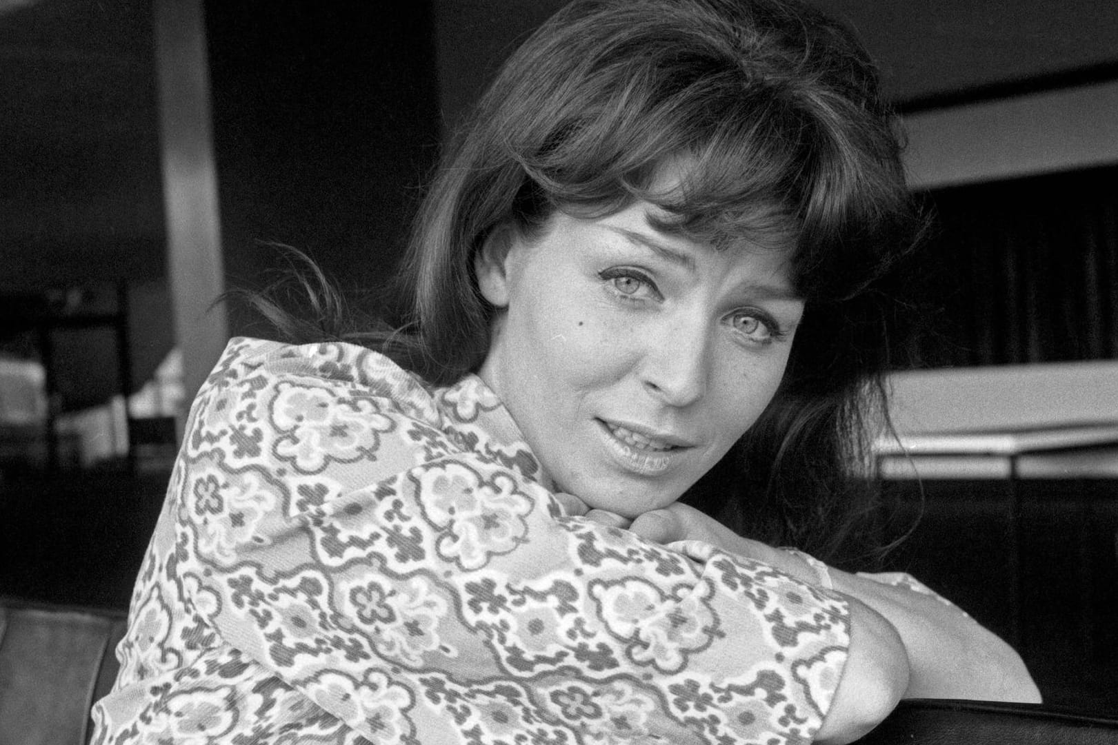 Manuela: Die deutsche Schlagersängerin in den Sechzigerjahren. 2001 verstarb sie an den Folgen einer Krebserkrankung.