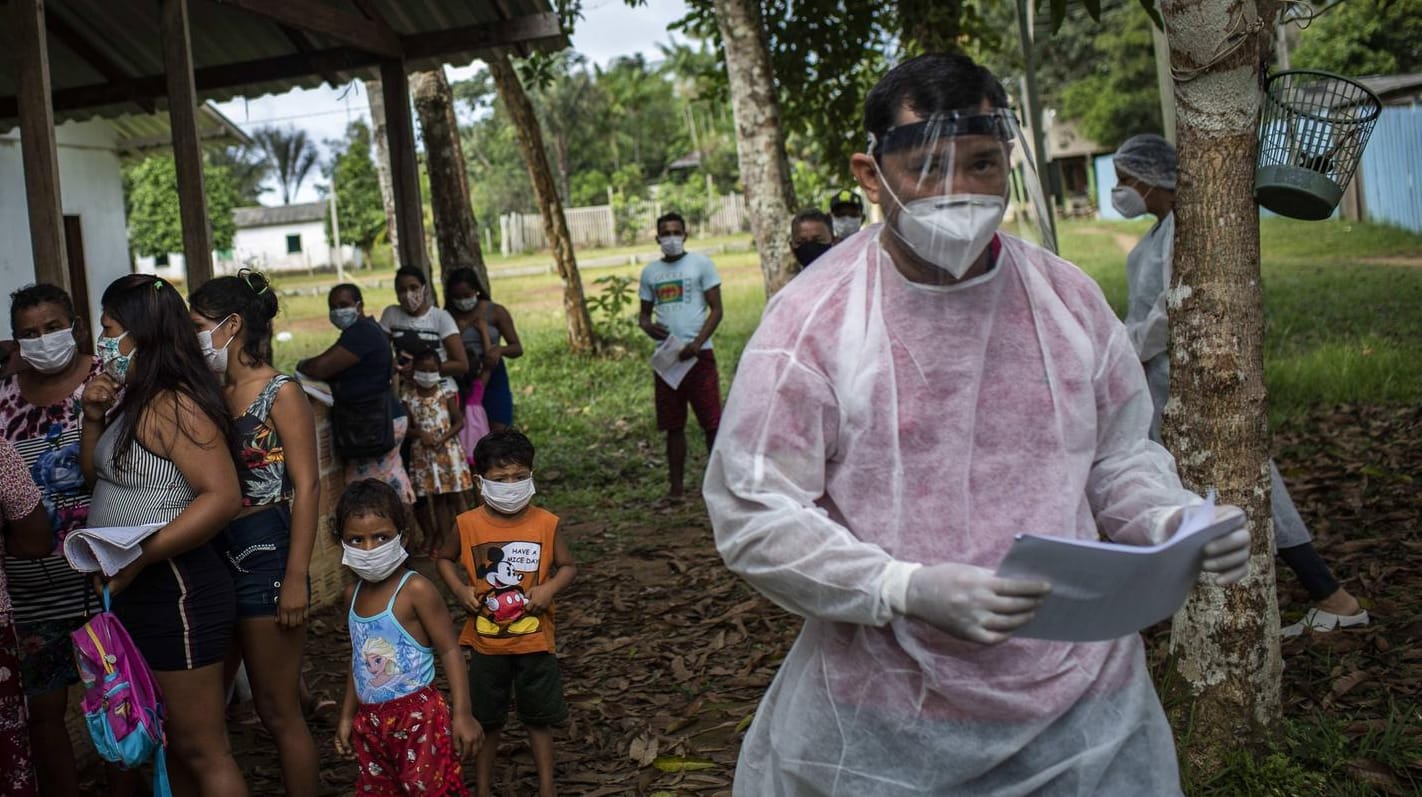 Ein Helfer informiert die Bewohner eines Dorfes im Amazonas über Corona-Tests: Die Virusvariante aus Brasilien soll die Immunabwehr bereits erkrankter Corona-Patienten umgehen können.