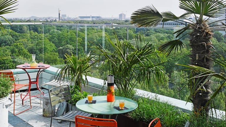 Die Aussicht von der Dachterrasse im 10. Stock: Schauen Sie über den Tiergarten und genießen Sie einen Cocktail in der Monkey Bar.
