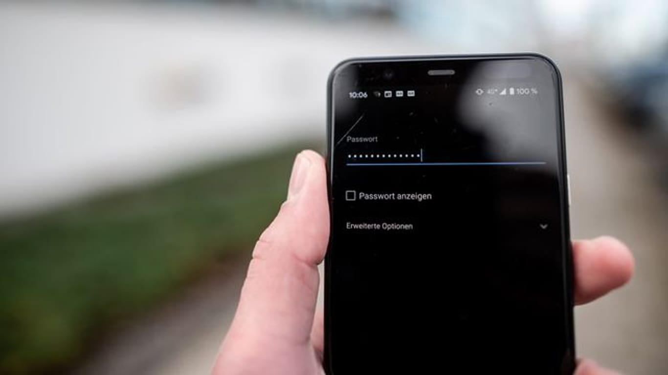 Ein Smartphone: Der Bundesrat hat die geplanten höheren Hürden für den staatlichen Zugriff auf persönliche Daten von Handy- und Internetnutzern abgelehnt.