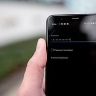 Ein Smartphone: Der Bundesrat hat die geplanten höheren Hürden für den staatlichen Zugriff auf persönliche Daten von Handy- und Internetnutzern abgelehnt.