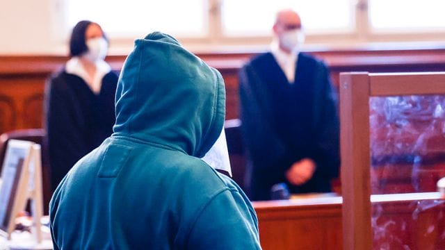Nach einem umfangreichen Indizienprozess wurde der Angeklagte zu lebenslanger Haft verurteilt. Nach einem umfangreichen Indizienprozess wurde der Angeklagte zu lebenslanger Haft verurteilt.