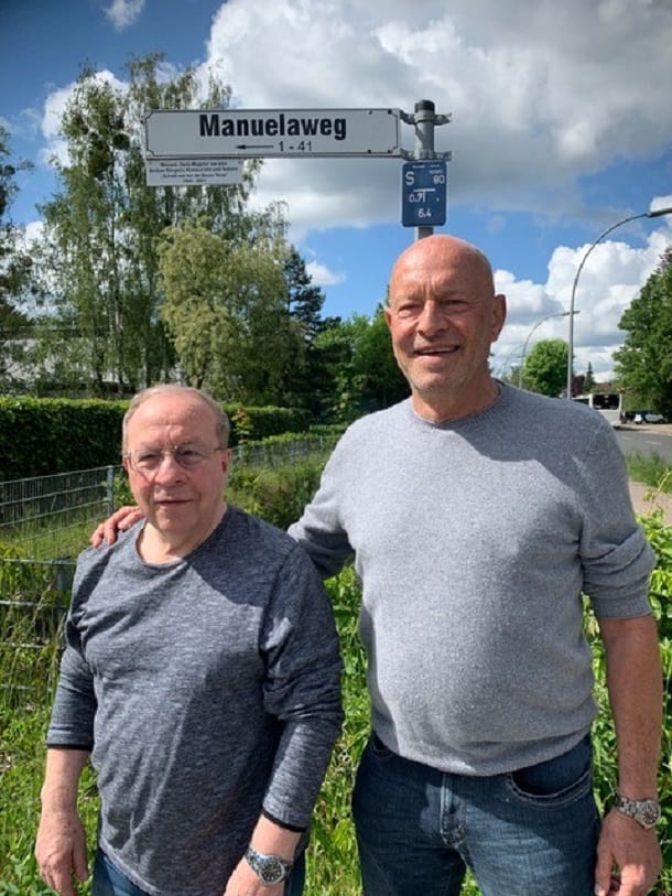 Klaus Dittmer mit dem Manuela-Fan Hans-Otto Orschel vor dem Straßenschild in Berlin