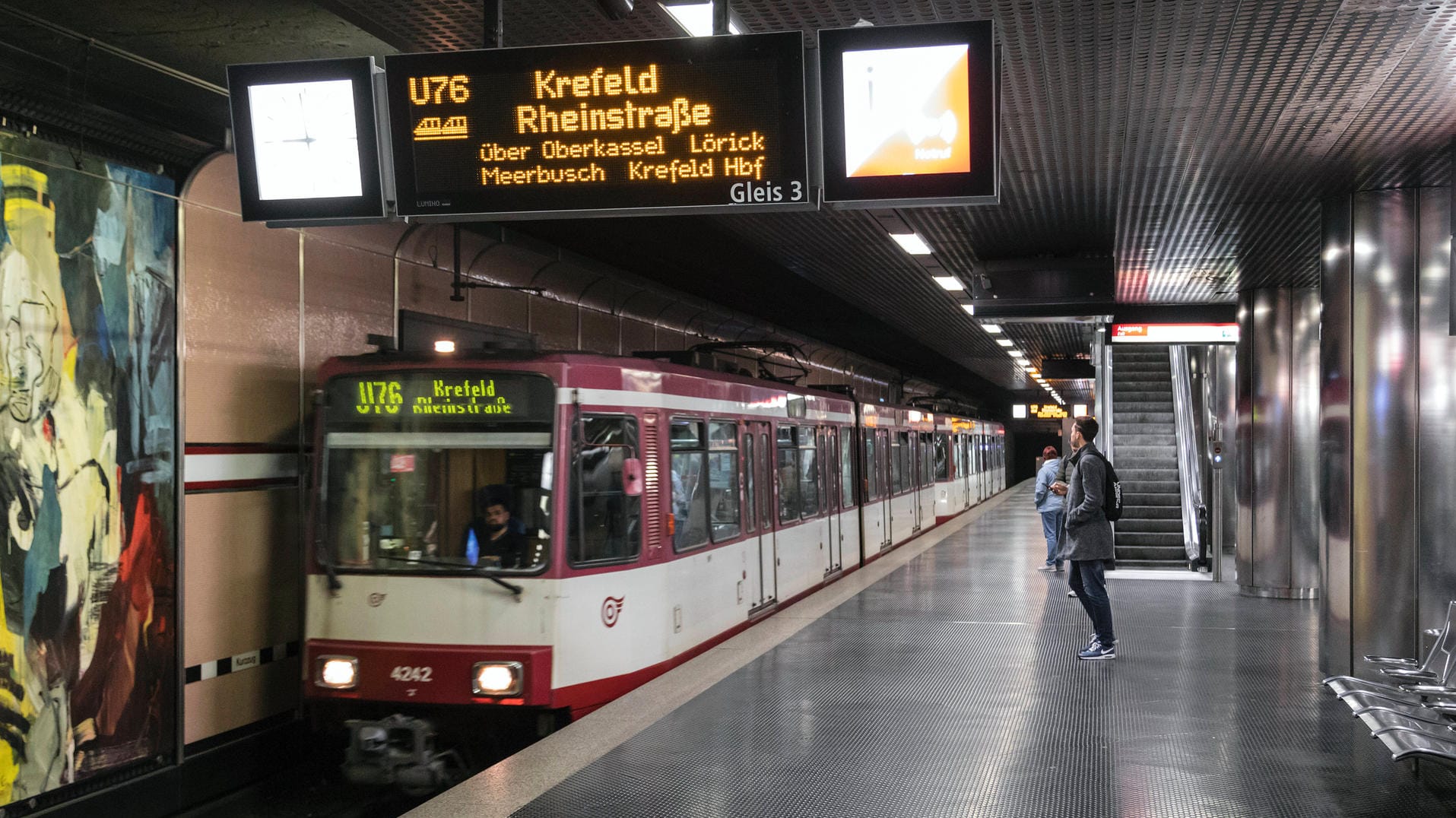 Die Düsseldorfer U-Bahn-Station an der Heinrich-Heine-Allee (Archivbild): Fahrgäste werden in Düsseldorf vor möglicherweise gesundheitsgefährdenden Graffitis gewarnt. Die Düsseldorfer U-Bahn-Station an der Heinrich-Heine-Allee (Archivbild): Fahrgäste werden in Düsseldorf vor möglicherweise gesundheitsgefährdenden Graffitis gewarnt.
