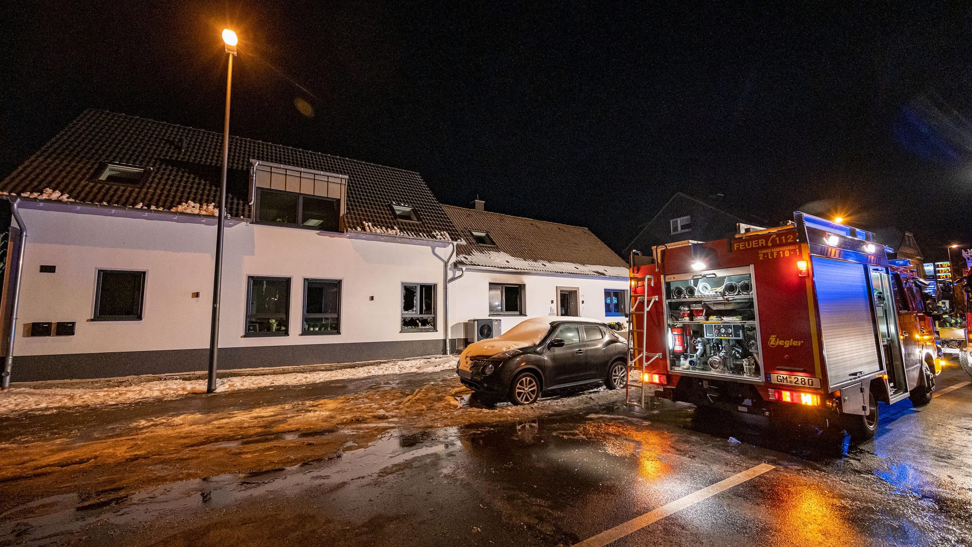 Ein Löschfahrzeug steht nach einem Brand vor einem Wohnhaus: Laut Feuerwehr waren keine starken Spuren vom Feuer außen am Haus zu sehen.