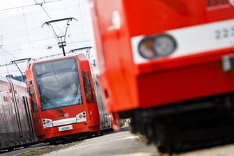 KVB-Bahnen in Köln (Symbolbild): In einer Straßenbahn sollen antisemitische Hetz-Flyer verteilt worden sein. Weil ein Twitter-Nutzer dies mit einem Foto veröffentlichte, droht ihm nun juristischer Ärger.