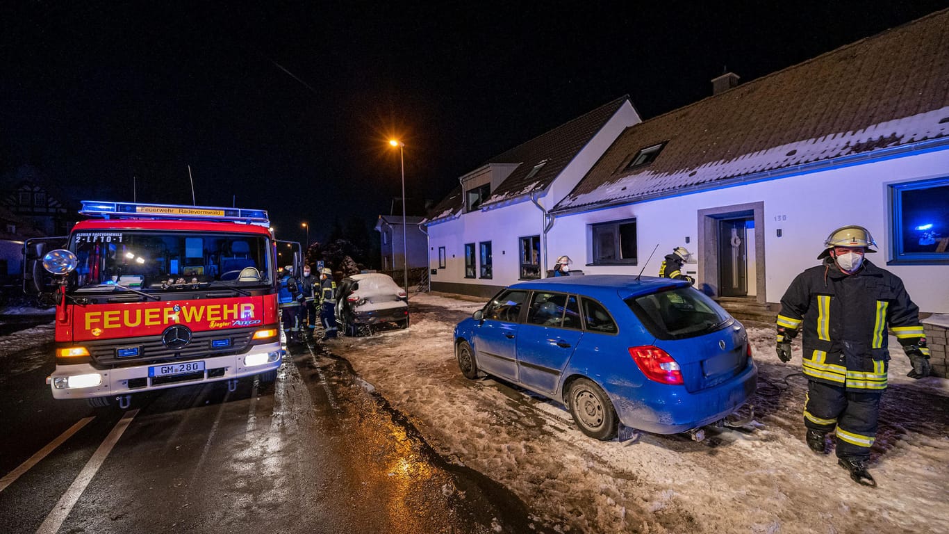 Feuerwehrleute stehen nach einem Brand vor einem Wohnhaus: Bei einem Brand in dem Wohnhaus in Radevormwald im Bergischen Land sind fünf Menschen ums Leben gekommen.