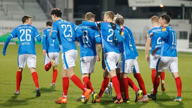 Die Kieler feiern das 1:0 über die Würzburger Kickers.