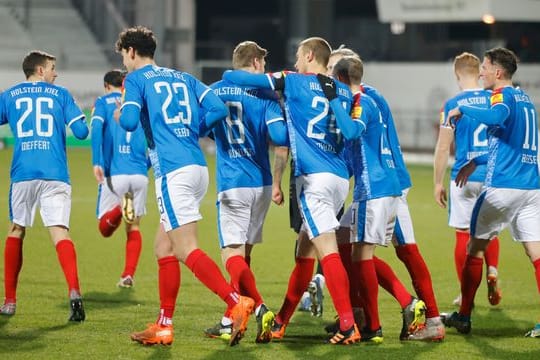 Die Kieler feiern das 1:0 über die Würzburger Kickers.