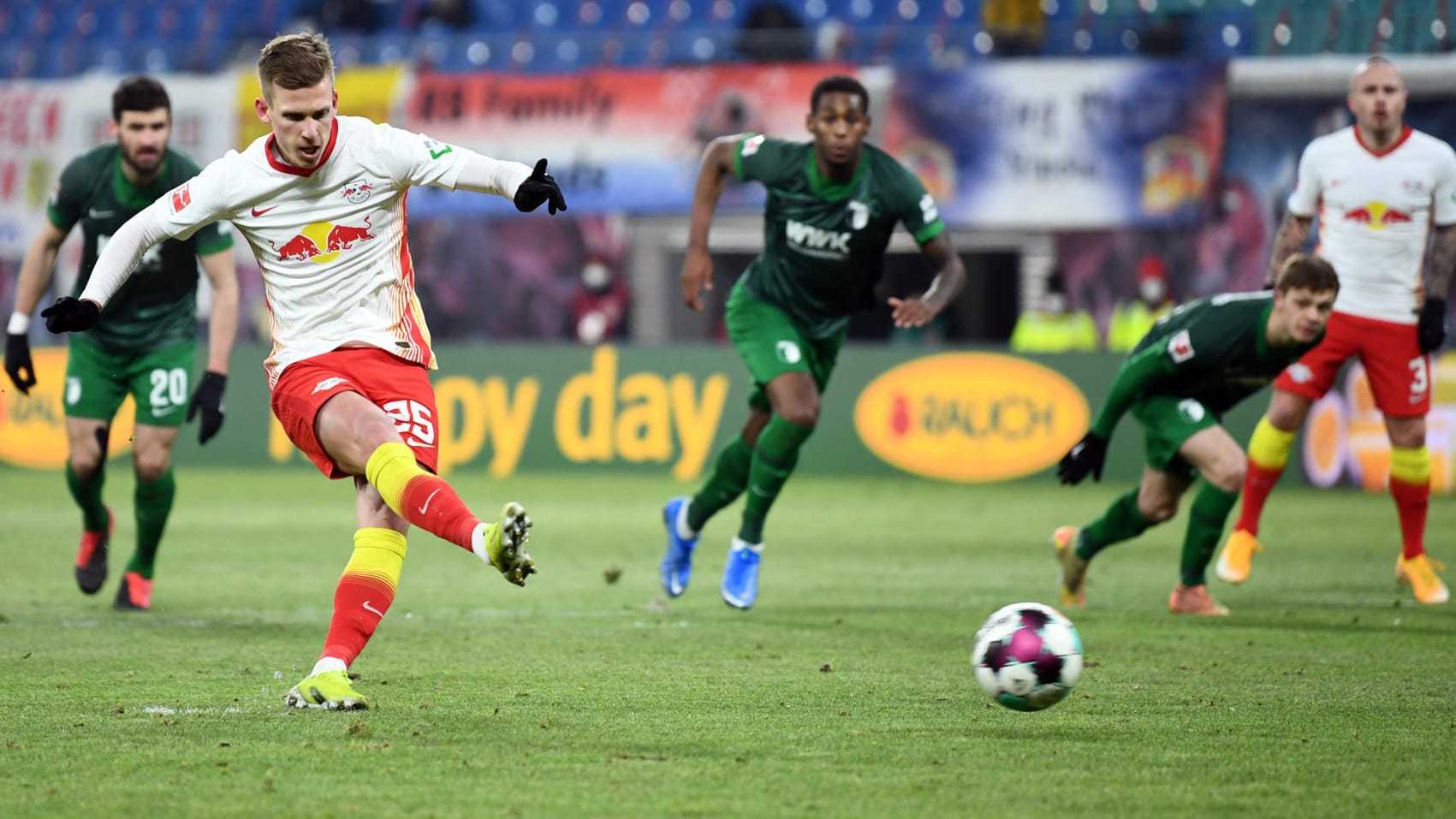 Leipzigs Olmo beim Elfmeter zum Führungstor gegen Augsburg.