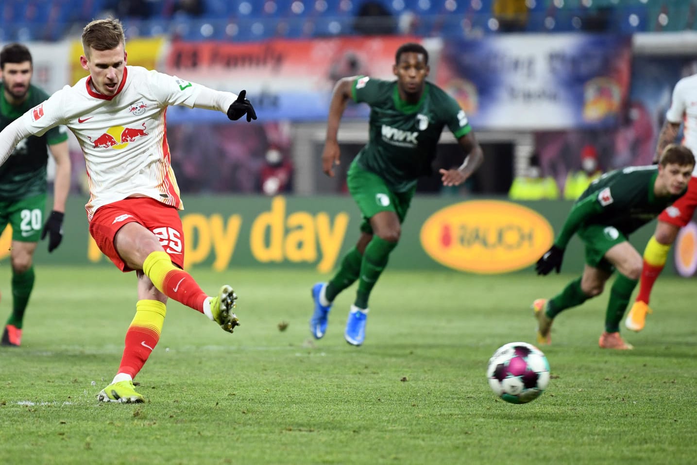 Leipzigs Olmo beim Elfmeter zum Führungstor gegen Augsburg.