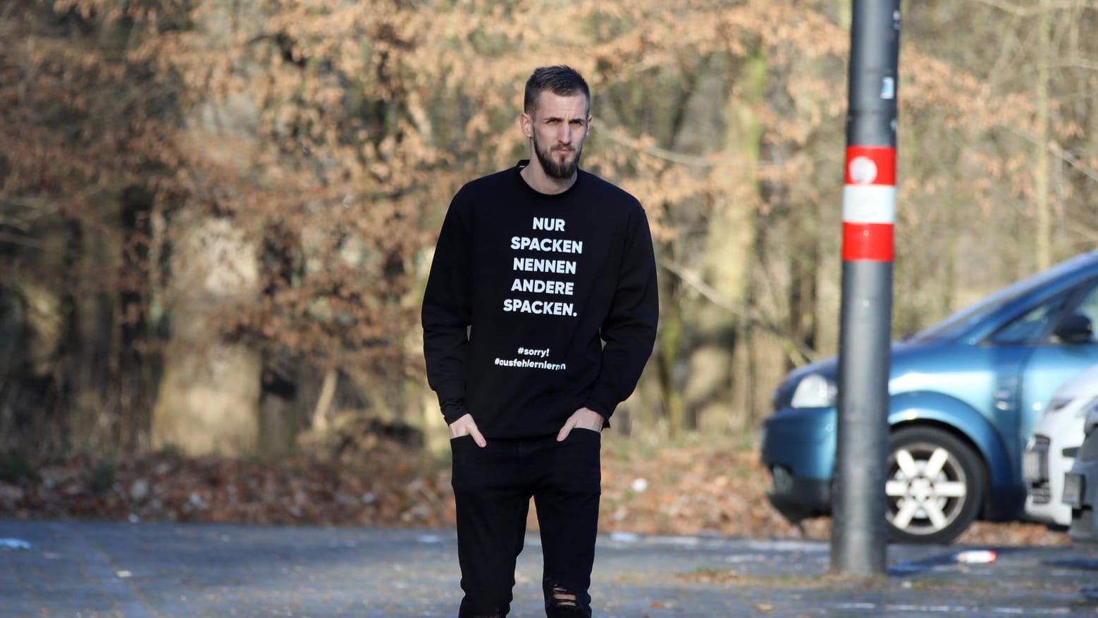 Dominik Drexler bittet mit einem Spruch auf seinem Sweatshirt um Entschuldigung.