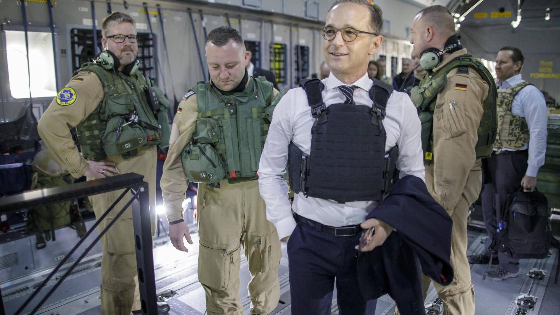 Bundesaußenminister Heiko Maas, SPD, bei einem Besuch in Afghanistan und Pakistan mit Soldaten der Bundeswehr (Archivbild). Hass will die Soldaten länger in der Krisenregion belassen. Bundesaußenminister Heiko Maas, SPD, bei einem Besuch in Afghanistan und Pakistan mit Soldaten der Bundeswehr (Archivbild). Hass will die Soldaten länger in der Krisenregion belassen.