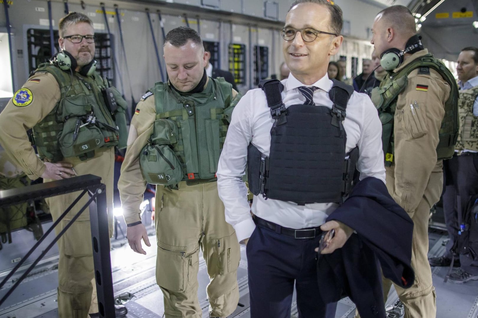 Bundesaußenminister Heiko Maas, SPD, bei einem Besuch in Afghanistan und Pakistan mit Soldaten der Bundeswehr (Archivbild). Hass will die Soldaten länger in der Krisenregion belassen.