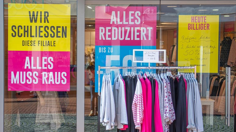 Geschäftsaufgabe eines Modegeschäfts in der Verdener Innenstadt (Archivbild) Wegen der schlechten Wirtschaftslage wird es Rabatte bis zu 90 Prozent für Bekleidung geben.