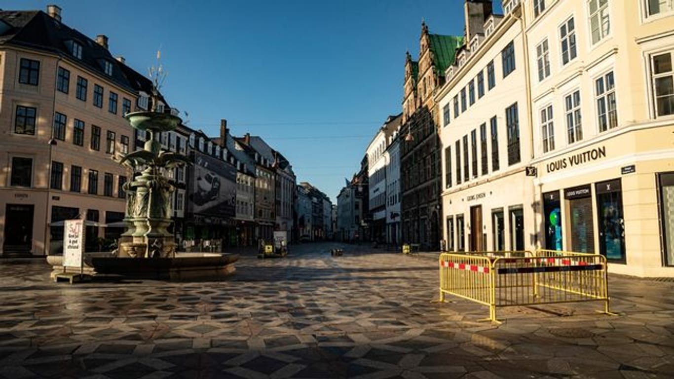 Die Kopenhagener Fußgängerzone Stroeget ist aufgrund der Corona-Maßnahmen nahezu menschenleer.