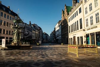 Die Kopenhagener Fußgängerzone Stroeget ist aufgrund der Corona-Maßnahmen nahezu menschenleer.