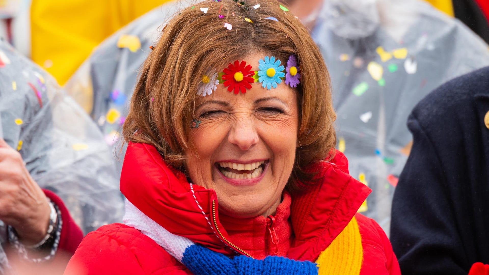 Malu Dreyer (SPD), Ministerpräsidentin von Rheinland-Pfalz, steht beim Rosenmontagszug 2020: In diesem Jahr rät sie zum Home-Schunkeling mit der Familie. Malu Dreyer (SPD), Ministerpräsidentin von Rheinland-Pfalz, steht beim Rosenmontagszug 2020: In diesem Jahr rät sie zum Home-Schunkeling mit der Familie.