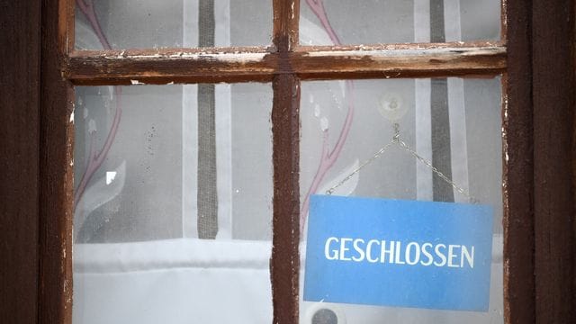 Wegen der Corona-Pandemie sind Gaststätten und zahlreiche Geschäfte geschlossen.