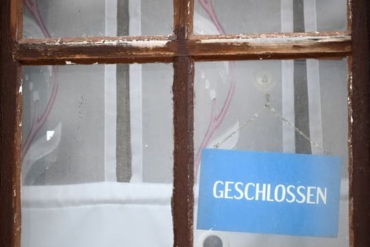 Wegen der Corona-Pandemie sind Gaststätten und zahlreiche Geschäfte geschlossen.