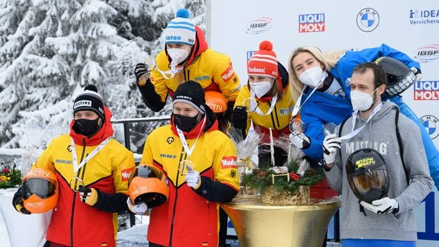 Auf dem Podest: Alexander Gassner (l-r), Jacqueline Lölling, Christopher Grotheer und Tina Hermann aus Deutschland, Elena Nikitina und Alexander Tretiakov aus Russland. Auf dem Podest: Alexander Gassner (l-r), Jacqueline Lölling, Christopher Grotheer und Tina Hermann aus Deutschland, Elena Nikitina und Alexander Tretiakov aus Russland.