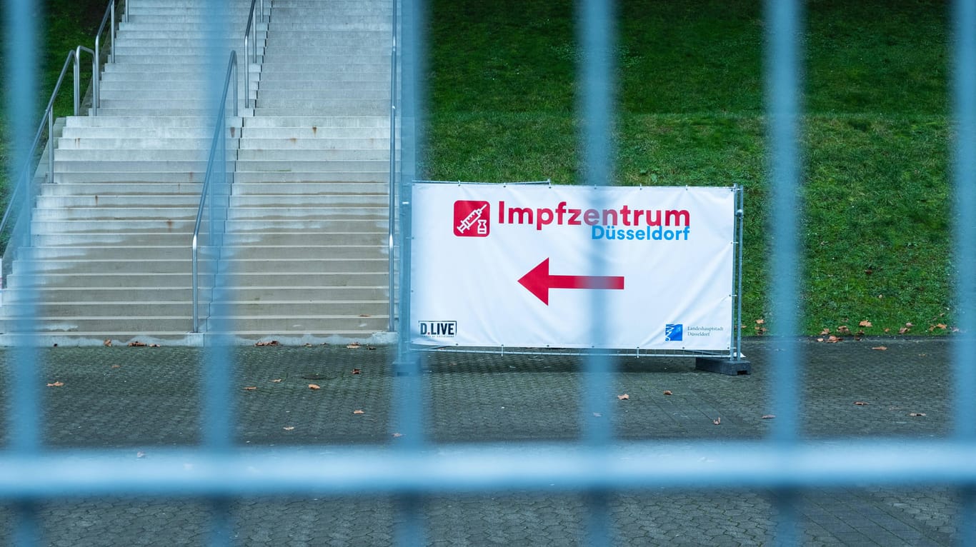 Corona-Impfzentrum in der Merkur Spiel Arena in Düsseldorf: Die Verantwortung für den Schutz der 53 Impfzentren in NRW liegt zunächst bei den Kommune