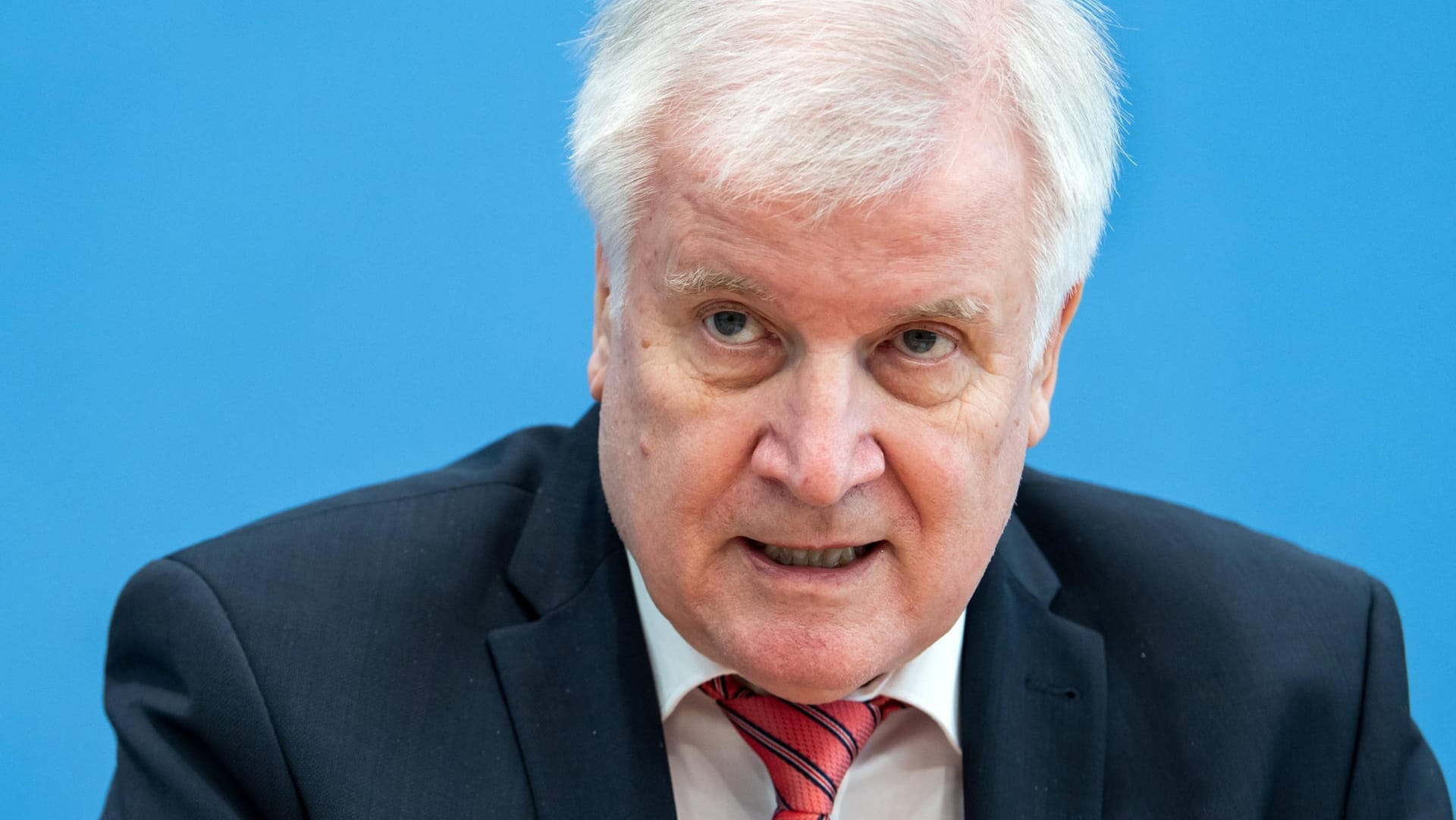 Horst Seehofer (CSU), Bundesinnenminister: Kritiker befürchten, dass die grenzüberschreitende Wirtschaft zum Erliegen kommt.