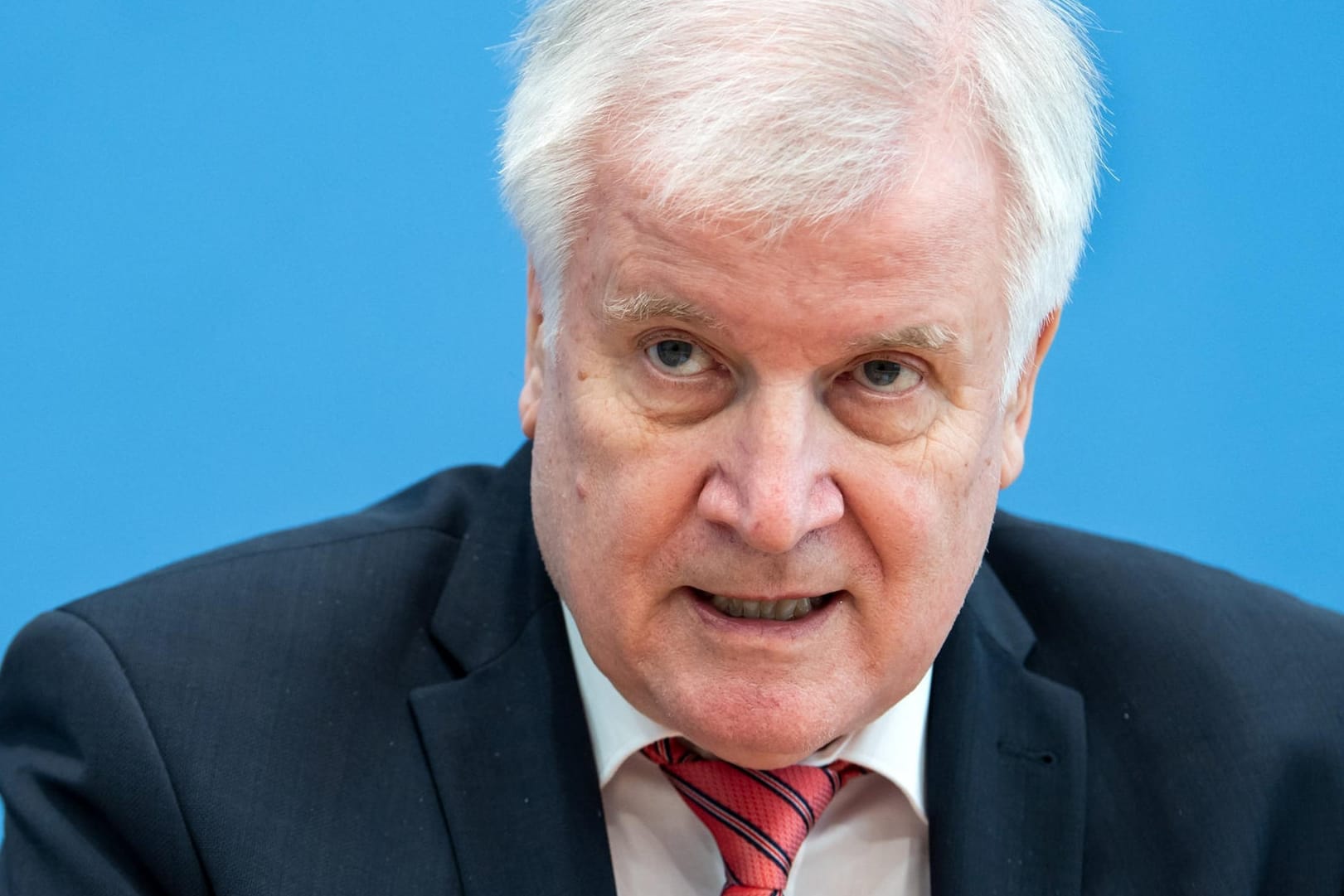 Horst Seehofer (CSU), Bundesinnenminister: Kritiker befürchten, dass die grenzüberschreitende Wirtschaft zum Erliegen kommt.