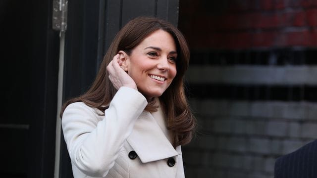 Herzohin Kate hat sich mit einer kleinen Prinzessin unterhalten. Herzohin Kate hat sich mit einer kleinen Prinzessin unterhalten.