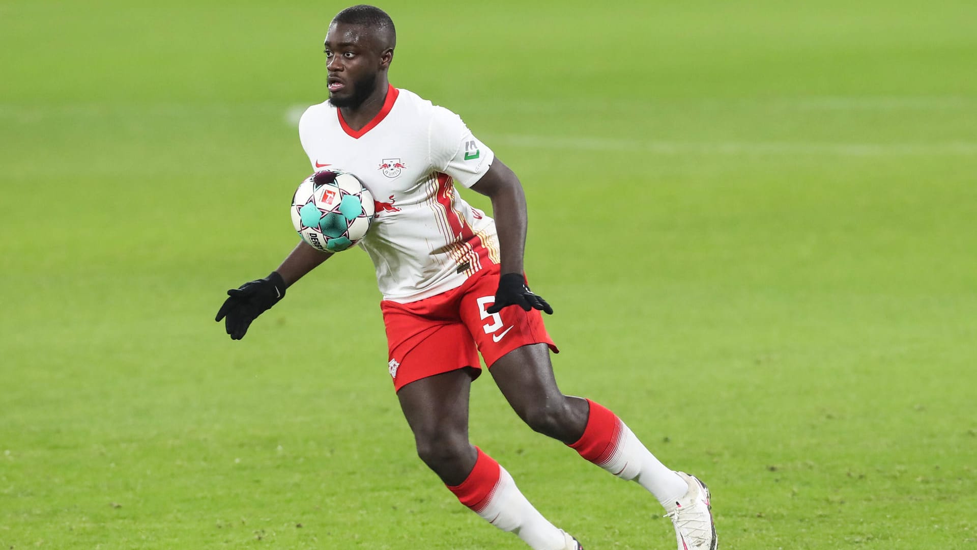 Dayot Upamecano weckt große Hoffnungen bei den Bayern-Bossen.