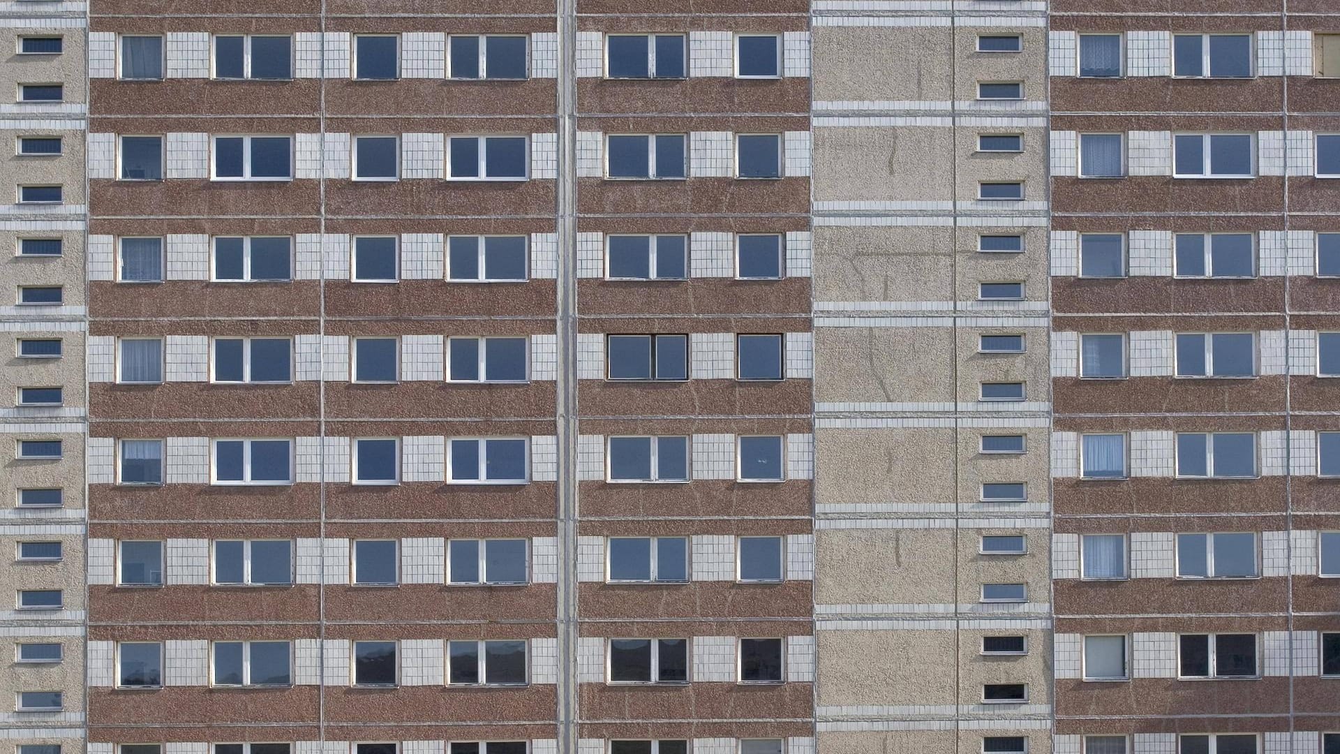 Die Fassade eines Plattenbaus ähnlich der "Langen Lene" (Symbolbild): In Leipzig werden Über-80-Jährige in ihrem Wohnkomplex gegen Corona geimpft.