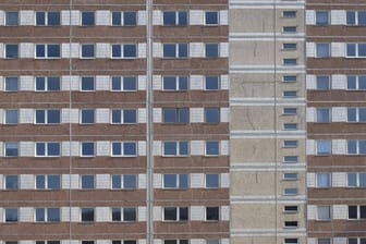 Die Fassade eines Plattenbaus ähnlich der "Langen Lene" (Symbolbild): In Leipzig werden Über-80-Jährige in ihrem Wohnkomplex gegen Corona geimpft.