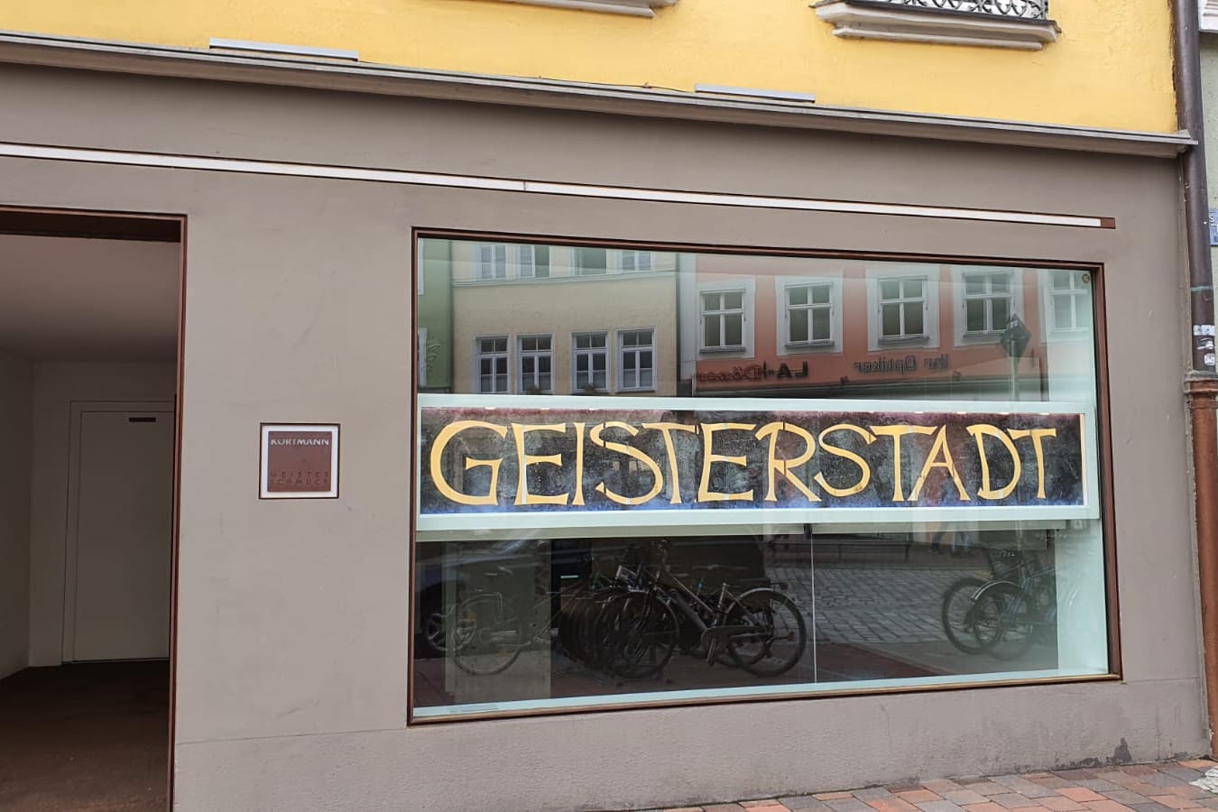 "Geisterstadt" steht im Schaufenster eines Juweliers geschrieben: Wie die Innenstädte in der Zukunft aussehen werden, hängt auch von der raschen Auszahlung der Überbrückungshilfe III für Einzelhändler ab.