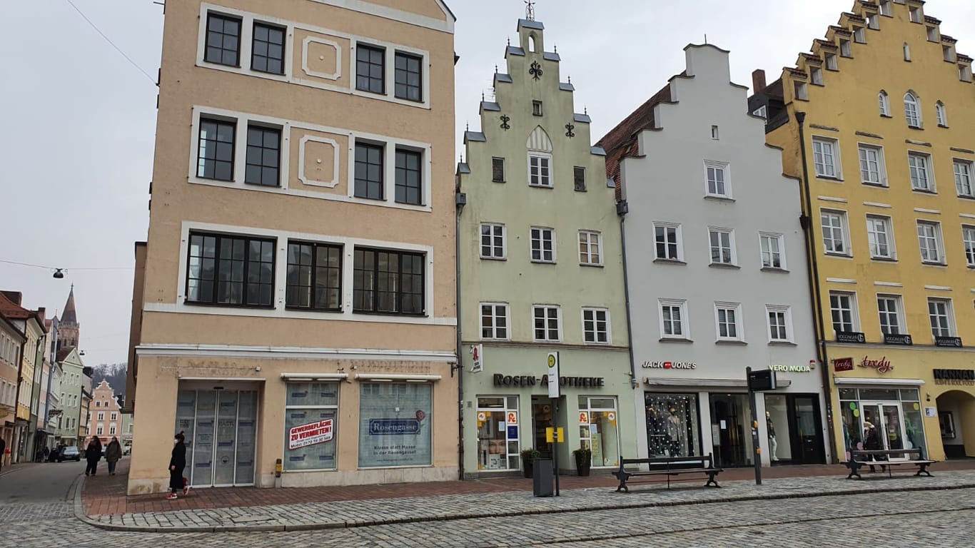 Eine leer stehende Gewerbefläche in der Altstadt von Landshut: Einige Läden mussten hier in der Corona-Krise dichtmachen.