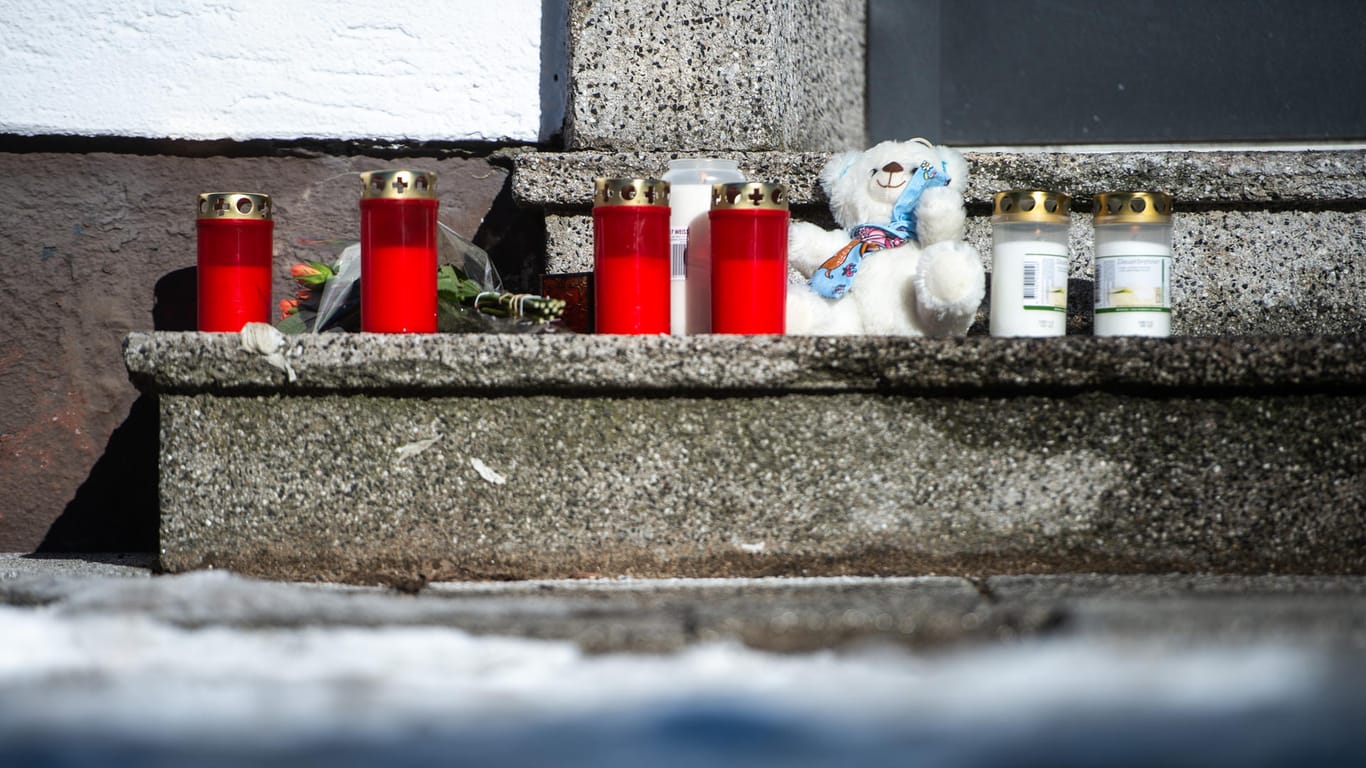 Kerzen und ein Teddybär stehen vor dem Haus an der Elberfelderstraße: Nach einem Brand am gestrigen Abend entdeckte die Feuerwehr fünf Leichen in dem Haus.