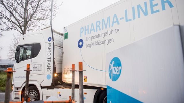 LKW von Pharma-Liner im belgischen Puurs: Hier wird der Corona-Impfstoff von Biontech/Pfizer produziert.