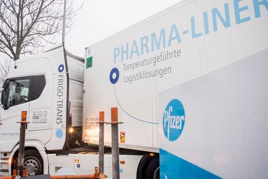 LKW von Pharma-Liner im belgischen Puurs: Hier wird der Corona-Impfstoff von Biontech/Pfizer produziert.