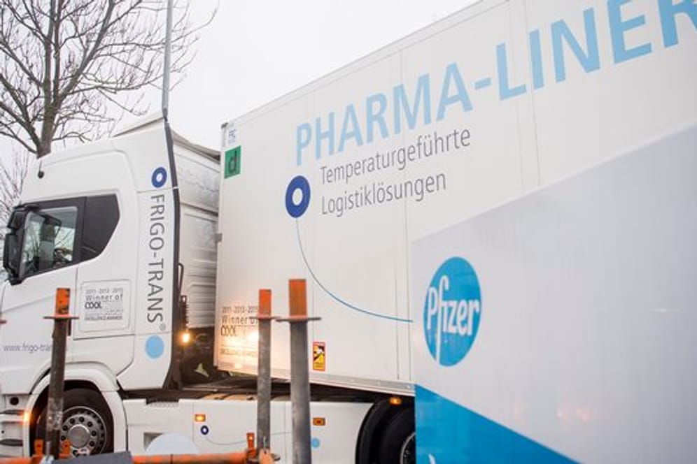 LKW von Pharma-Liner im belgischen Puurs: Hier wird der Corona-Impfstoff von Biontech/Pfizer produziert.