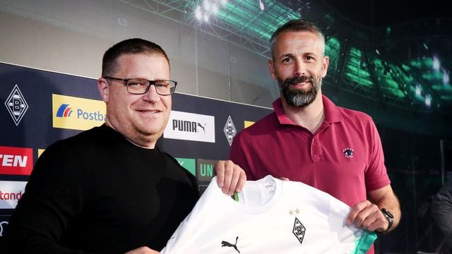 Gladbachs Sportdirektor Max Eberl (l) will für einen Verbleib von Trainer Marco Rose(r) kämpfen. Gladbachs Sportdirektor Max Eberl (l) will für einen Verbleib von Trainer Marco Rose(r) kämpfen.