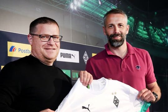 Gladbachs Sportdirektor Max Eberl (l) will für einen Verbleib von Trainer Marco Rose(r) kämpfen.