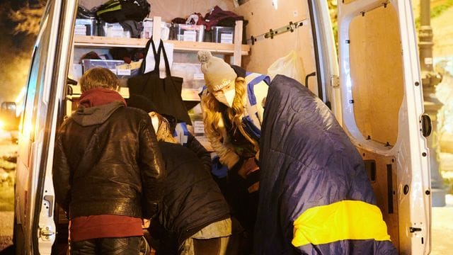 Mitarbeiter der Stadtmission helfen mit dem Kältebus wohnungslosen Menschen. Mitarbeiter der Stadtmission helfen mit dem Kältebus wohnungslosen Menschen.