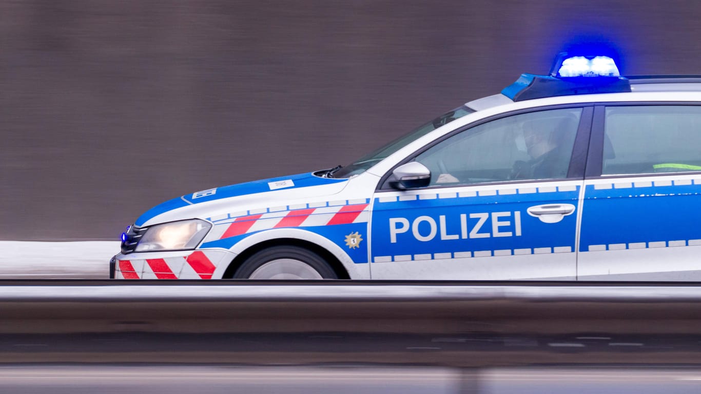 Berliner Polizeiauto (Symbolbild): Ein Streit in einer Wohnung endete blutig.