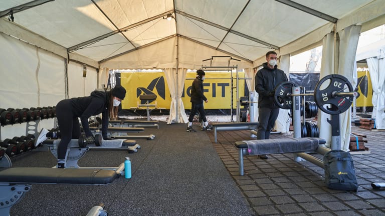 Training im Outdoor-Gym: Mit Zelten und Masken will McFit wieder öffnen.