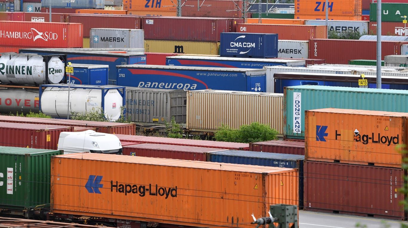 Container auf bei der Deutschen Umschlaggesellschaft Schiene (Symbolbild): Das Lieferkettengesetz soll garantieren, dass Firmen auf Menschenrechte in ihren Lieferketten achten.