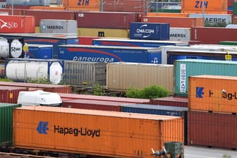 Container auf bei der Deutschen Umschlaggesellschaft Schiene (Symbolbild): Das Lieferkettengesetz soll garantieren, dass Firmen auf Menschenrechte in ihren Lieferketten achten.