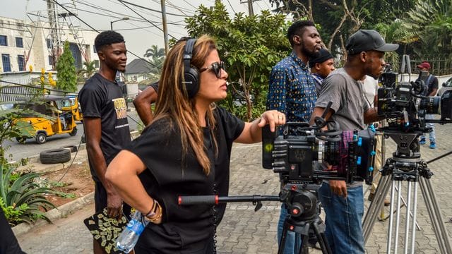 Die Regisseurin Hamisha Daryani Ahuja am Filmset. Die Regisseurin Hamisha Daryani Ahuja am Filmset.