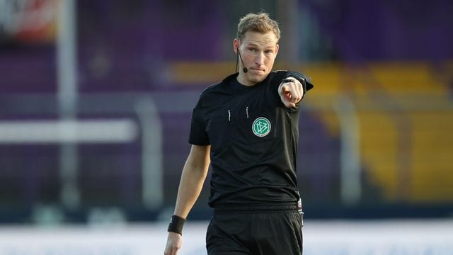 Als Video-Assistent für das Spiel von Werder Bremen gegen den SC Freiburg abgesetzt: Schiedsrichter Martin Petersen. Als Video-Assistent für das Spiel von Werder Bremen gegen den SC Freiburg abgesetzt: Schiedsrichter Martin Petersen.