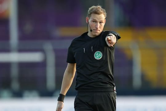 Als Video-Assistent für das Spiel von Werder Bremen gegen den SC Freiburg abgesetzt: Schiedsrichter Martin Petersen.