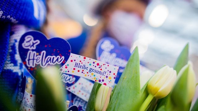 Tanzmariechen der Prinzengarde Blau-Weiss der Stadt Düsseldorf verteilten auf dem Carlsplatz Strüßjer (Blumen) mit der Aufschrift "3x Helau - Bleibt gesund!" Tanzmariechen der Prinzengarde Blau-Weiss der Stadt Düsseldorf verteilten auf dem Carlsplatz Strüßjer (Blumen) mit der Aufschrift "3x Helau - Bleibt gesund!"