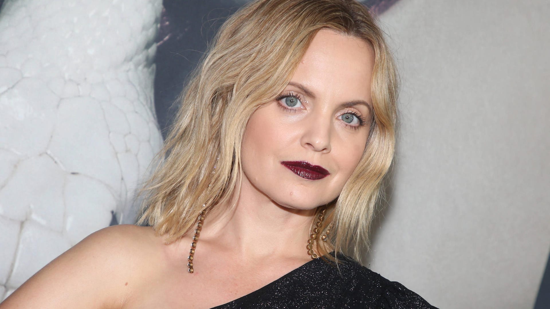 Mena Suvari: Die Schauspielerin wird mit 42 erstmals Mutter.